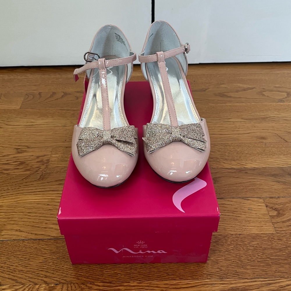 Nina Noemy glitter bow dress shoe
